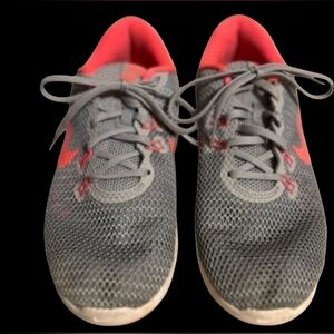 Nike women’s training sneakers in a gray and pink colorway, size 7.